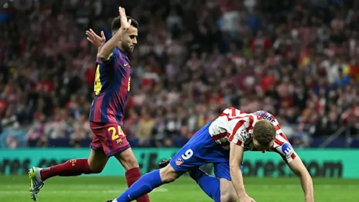 Pemain bertahan Barcelona, Eric Garcia menjatuhkan penyerang Atletico Madrid Alexander Sørloth dalam duel satu lawan satu pada pertandingan leg kedua perempat final Liga Champions UEFA 2025/2026 di Metropolitano Stadium, Rabu (15/4/2026) dini hari WIB. (Sumber: Javier Soriano/AFP/Getty Images)