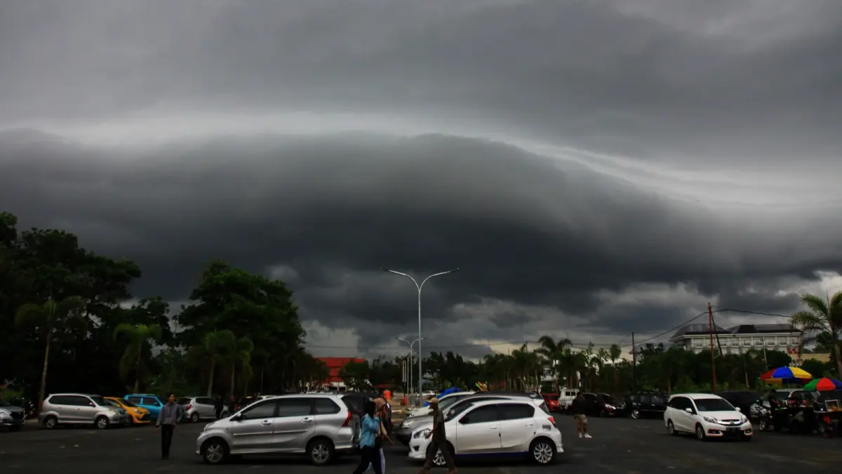 Mendung tebal di langit Kalteng.Dok Denar/Kalteng Pos