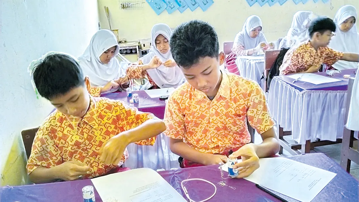 Murid MIN 5 Palangka Raya sedang melakukan uji medan magnet sederhana.Humas MIN 5