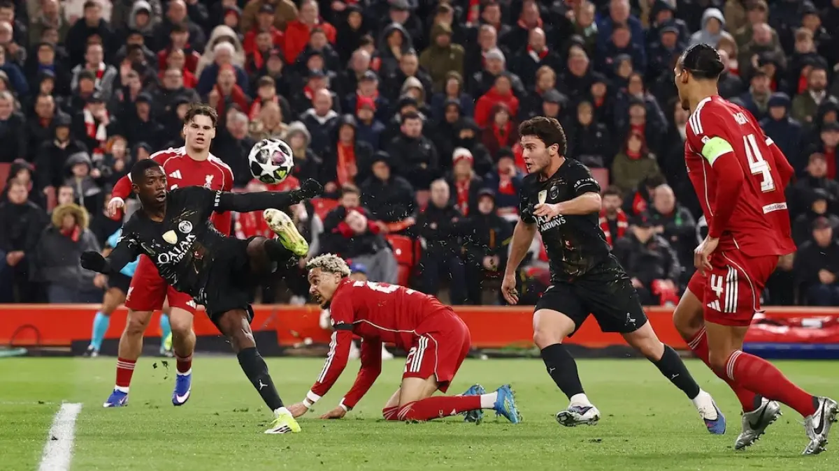 Penyerang PSG Ousmane Dembele melepaskan tembakan ke gawang Liverpool dalam pertandingan leg kedua perempat final Liga Champions UEFA 2025/2026, Rabu (15/4/2026) dini hari WIB. PSG melaju ke semifinal usai menang agregat 4-0. (Sumber: Reuters/Lee Smith)
