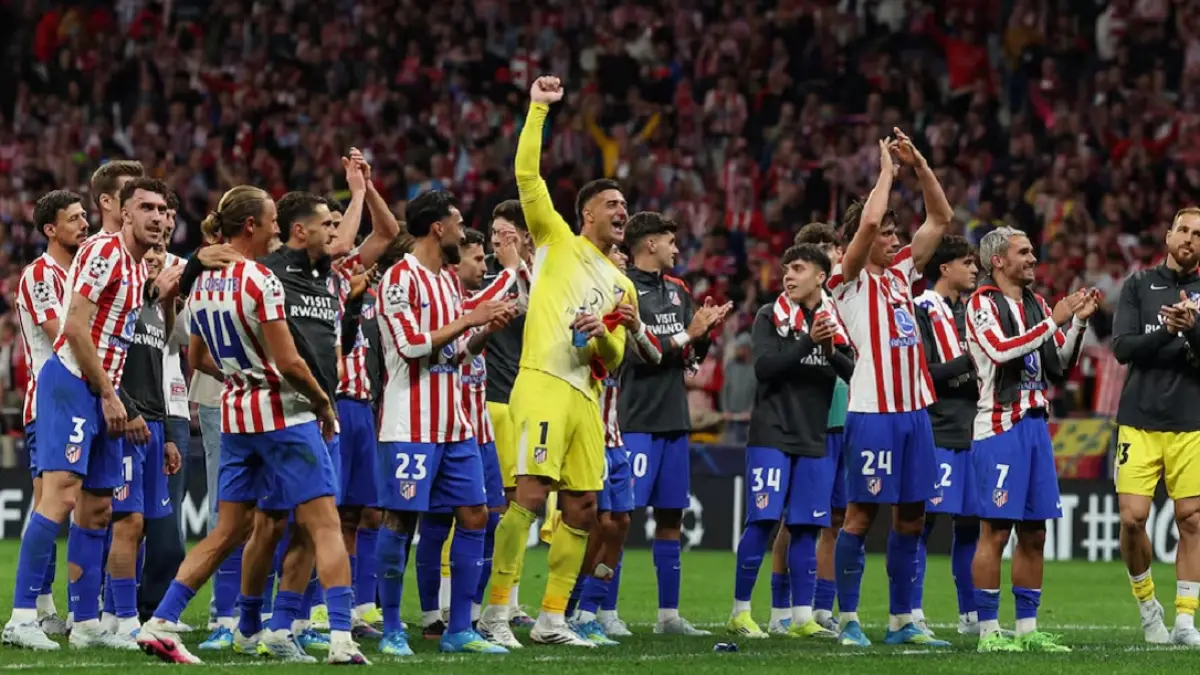 Para pemain Atletico Madrid merayakan kelolosan timnya ke semifinal Liga Champions UEFA 2025/2026 usai pertandingan kontra Barcelona di Stadion Riyadh Air Metropolitano, Madrid, Rabu (15/4/2026) dini hari WIB. Meski kalah 1-2 di pertandingan leg kedua, anak asuh Diego Simeone berhak melaju ke babak selanjutnya karena menang agregat 3-2. (Sumber: REUTERS/Gonzalo Fuentes)  