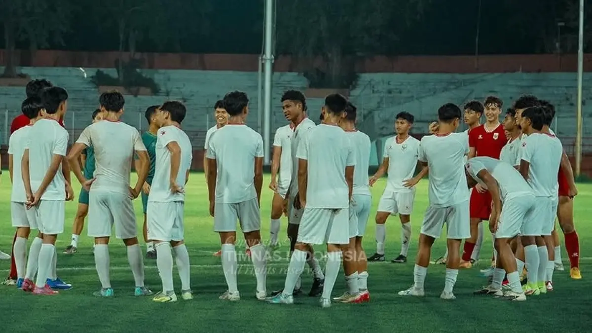 Para penggawa Garuda Muda tampak menikmati sesi Latihan terakhir jelang laga kontra Malaysia U17 pada matchday ke-2 penyisihan Grup A Piala AFF U17 2026 yang akan digelar di Stadion Gelora Joko Samudro, Kamis (16/4/2026) malam WIB. (Sumber: Instagram @timnasindonesia) 