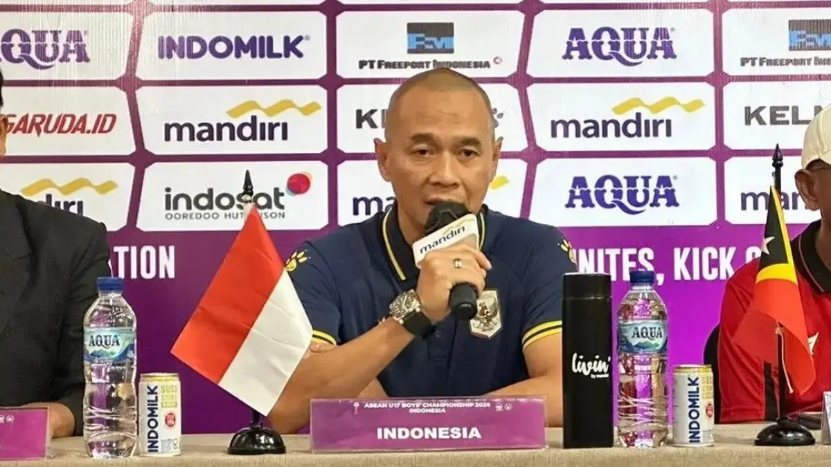Pelatih Timnas Indonesia U17 Kurniawan Dwi Yulianto saat menghadiri sesi konferensi pers jelang kompetisi Piala AFF U17 2026. Arsitek Garuda Muda itu secara tegas mengingatkan anak asuhnya untuk tidak mengangap remeh Timnas Malaysia pada matchday kedua penyisihan Grup A. (Sumber: Rossa Izza Amalia/detikJatim)
