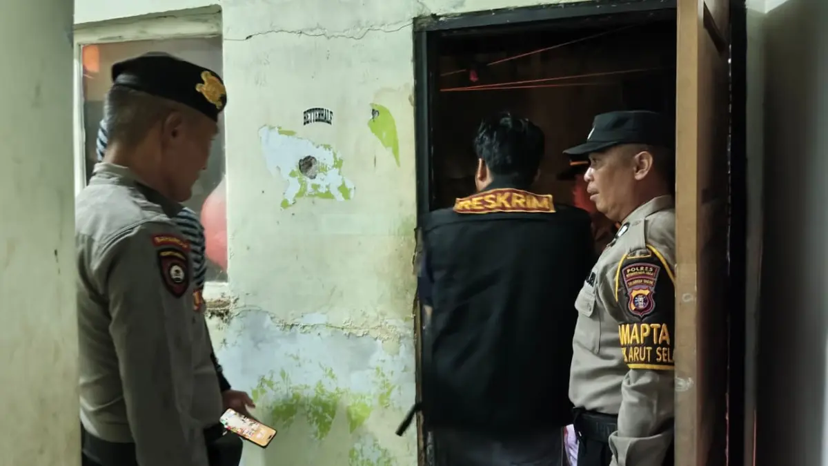 Anggota Polsek Arsel dan warga sekitar melakukan olah TKP.Humas