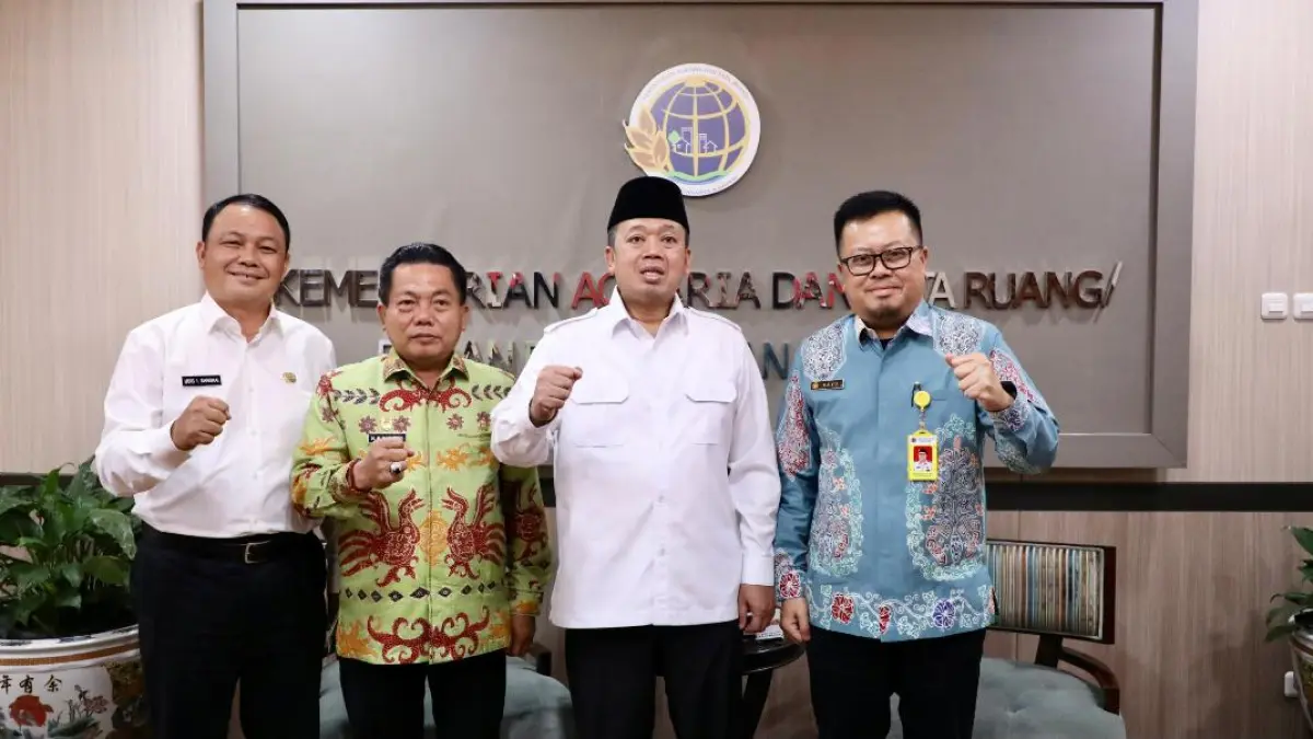 Bupati Kapuas HM Wiyatno didampingi Sekda Kapuas saat bertemu Menteri ATR/BPN Nusron Wahid.