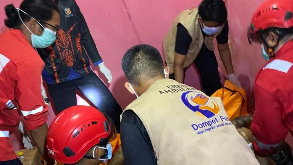 Evakuasi jasad oleh relawan.PMI