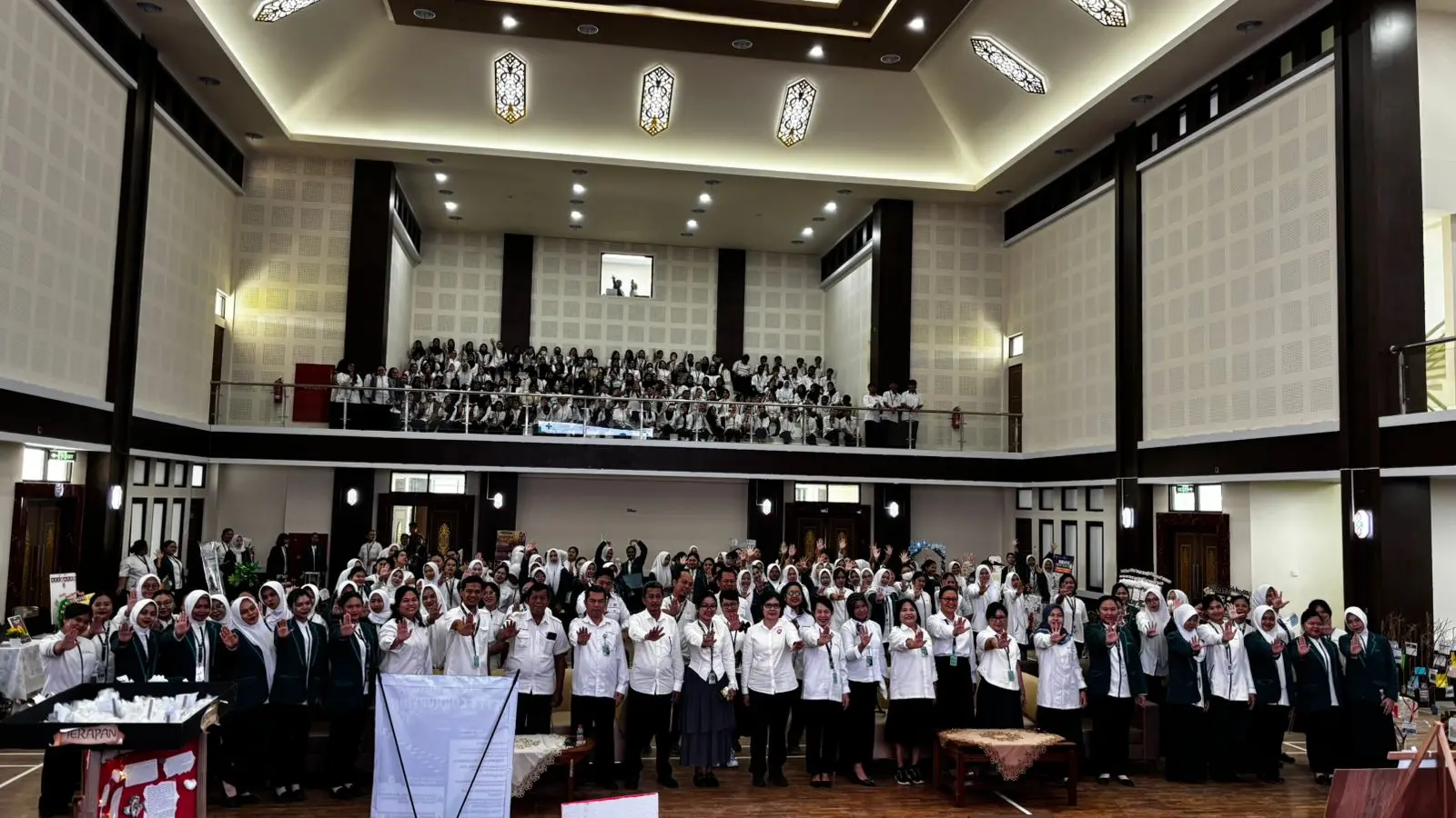 PAMERAN &nbsp;: Wakil Direktur I Poltekkes Kemeneks Palangka Raya , Maria Magdalena Purba, SKep Ns MmedEd berfoto bersama mahasiswa pada Gelar Pameran dan Penyuluhan Pendidikan Budaya Antikorupsi.HUMAS POLTEKKES&nbsp;