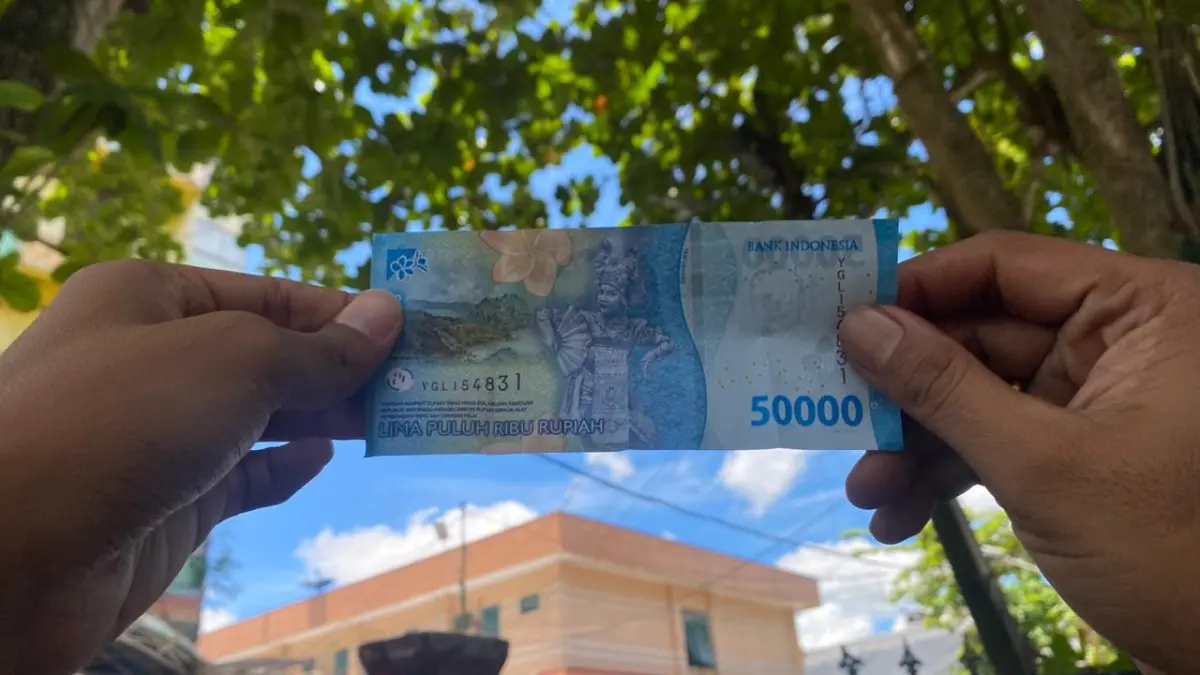 Pengecekan keaslian uang.Miftah/kaltengpos.jawapos.com
