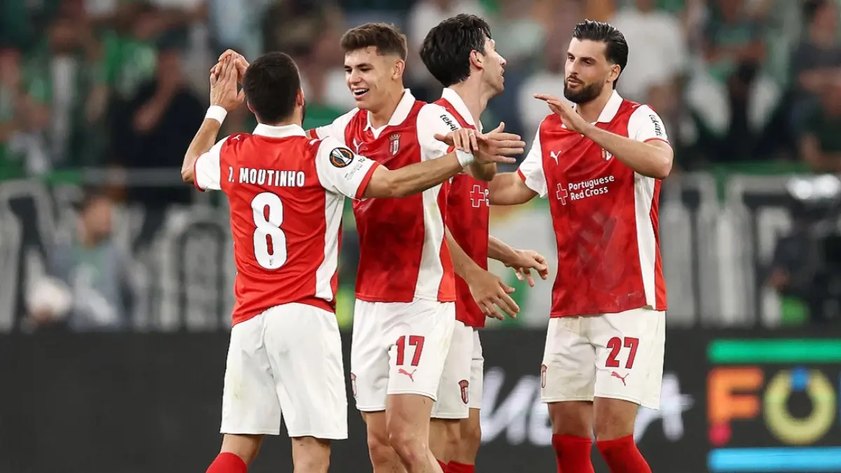 Para pemain Sporting Braga merayakan gol ke gawang Real Betis dalam pertandingan leg kedua perempat final UEFA Europa League 2025/2026 di Estadio de La Cartuja, Jumat (17/4/2026) dini hari WIB. Wakil Portugal itu melenggang ke semifinal dengan kemenangan agregat 5-3 atas wakil Spanyol. (Sumber: UEFA via Getty Images)