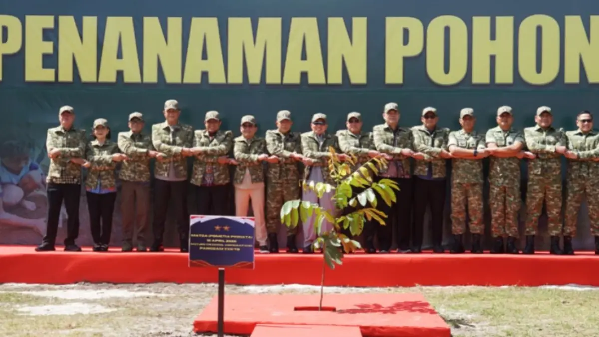 Gubernur Kalteng H Agustiar Sabran, Gubernur Kalsel H Muhidin bersama forkopimda melakukan penanaman pohon di Makodam XXII/Tambun Bungai.Arief Prathama/Kalteng Pos