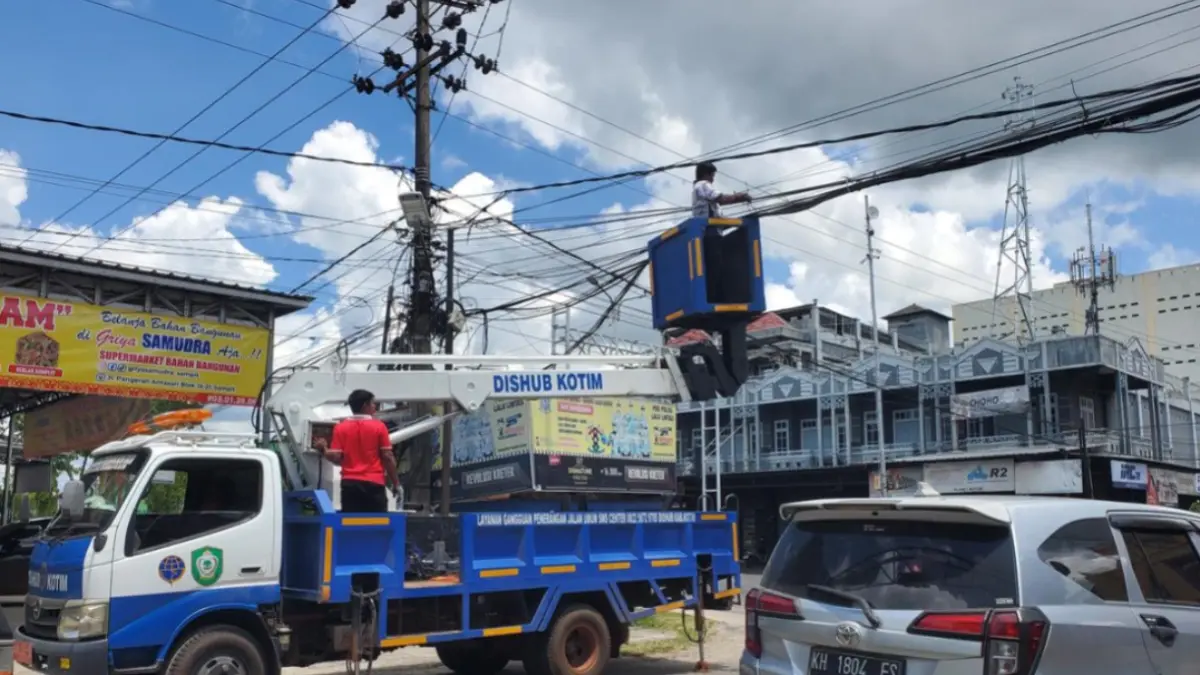 Petugas Dishub Kotim perbaiki kabel menjuntai di jalan. Miftah/kaltengpos.jawapos.com