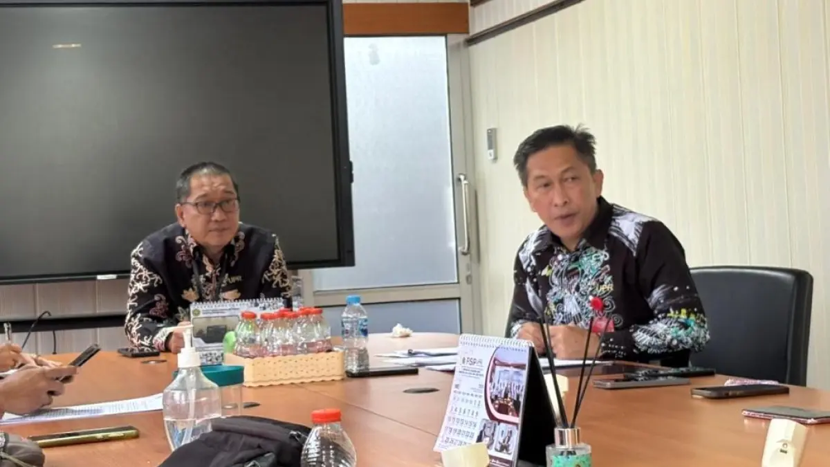 Plt Kepala Biro Umum dan Keuangan, Yahya Sulaiman menyampaikan keterangan pers di ruang Wakil Rektor UPR.Rifqi/Kalteng Pos