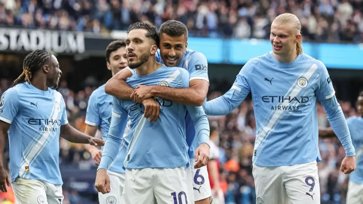Rayan Cherky dan rekan-rekannya berselebrasi usai mencetak gol ke gawang Arsenal. The Citizens sukses menundukkan The Gunners dengan skor 2-1 dalam laga pekan ke-33 Premier League 2025/2026 di Etihad Stadium, Minggu (19/4/2026) malam WIB. (Sumber: Getty Images)