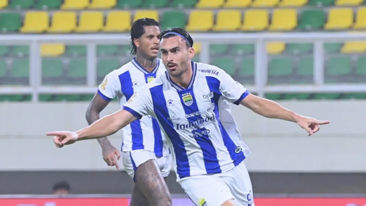 Andrew Jung berselebrasi usai mencetak gol penyama kedudukan. Laga pekan ke-28 BRI Super League 2025/2026 yang mempertemukan Dewa United vs Persib Bandung berakhir imbang 2-2 di Banten International Stadium, Senin (20/4) malam WIB. (Sumber: Instagram @bandungfootball)