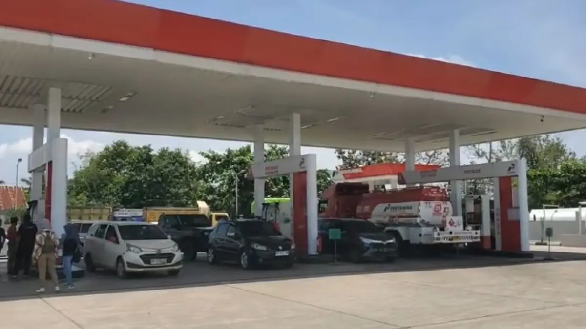 Antrean di SPBU yang ada di Sampit.Miftah/kaltengpos.jawapos.com