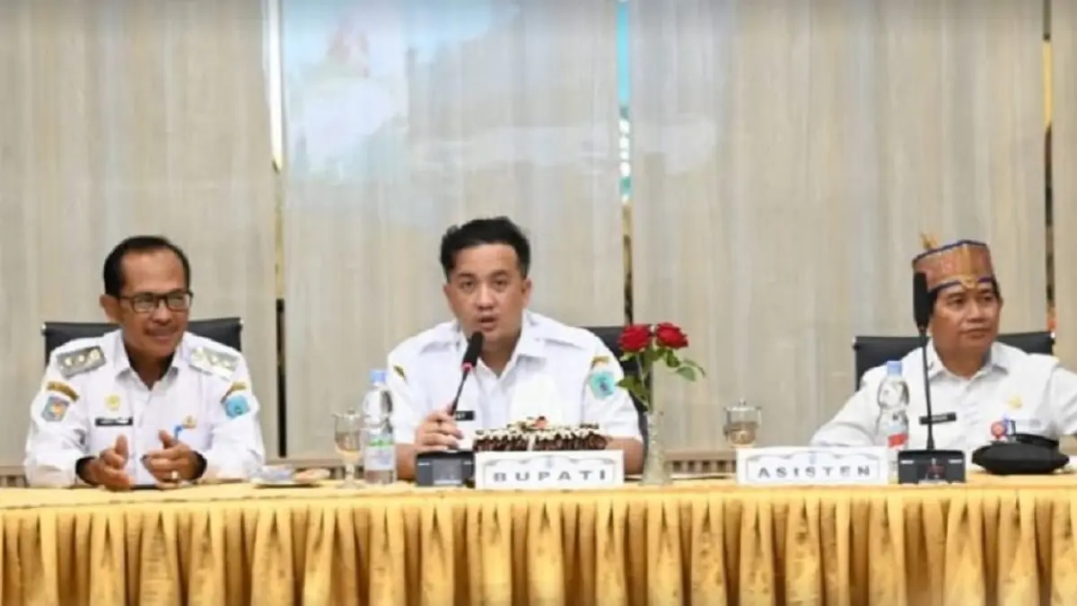 Bupati Lamandau, Rizky Aditya Putra (tengah) memimpin rapat bersama masyarakat Desa Batu Kotam.Humas