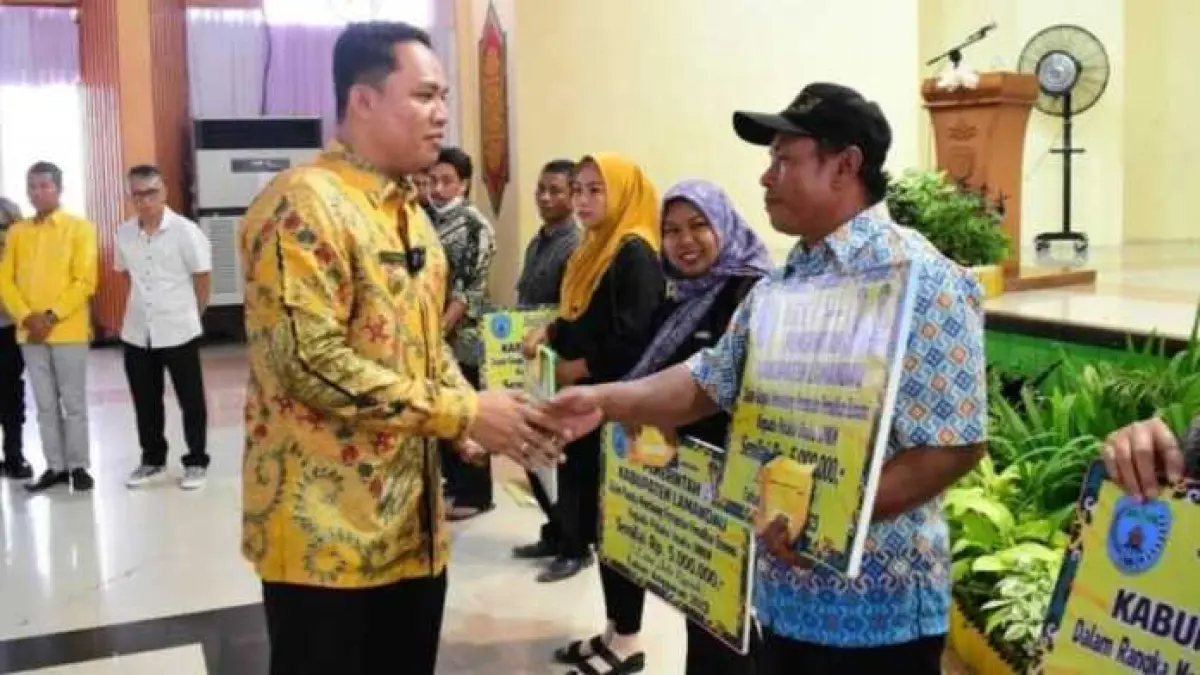 Bupati Lamandau saat itu, Hendra Lesmana saat menyerahkan UMKM Kepada Masyarakat.Dok prokalteng