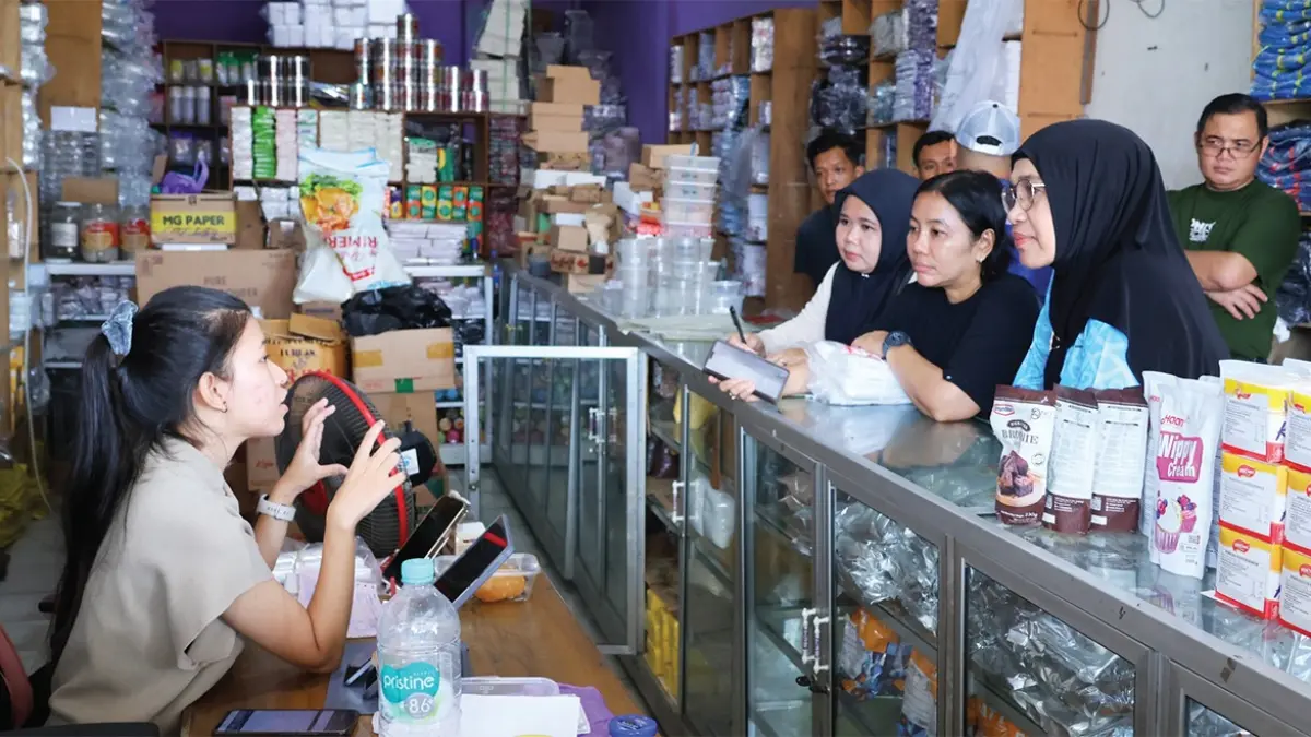 Disdagperin Kalteng turun lapangan melakukan sidak ke sejumlah toko plastik.HUMAS