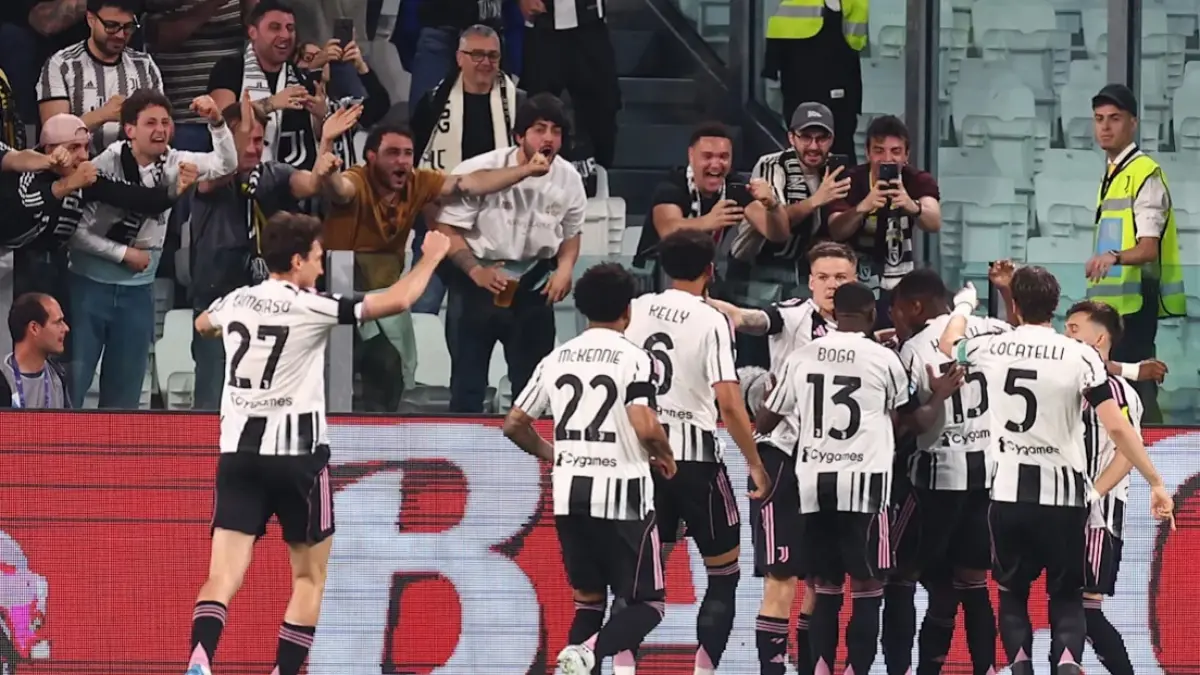 Para pemain Juventus merayakan gol ke gawang Bologna dalam laga pekan ke-33 Serie A 2025/2026 di Allianz Stadium, Senin (20/4/2026) dini hari WIB. (Sumber: DeFodi Images/GettyImages)