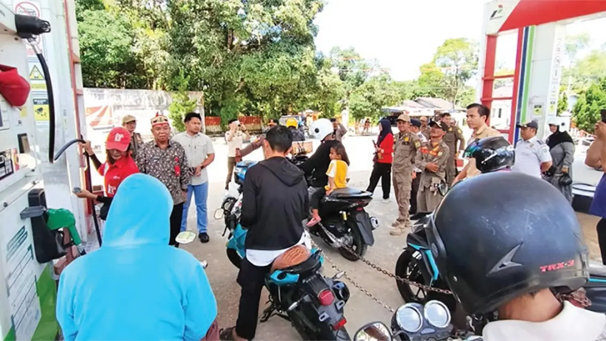 Pemantauan SPBU di Kota Buntok terkait Surat Edaran Bupati.Denar/Kalteng Pos