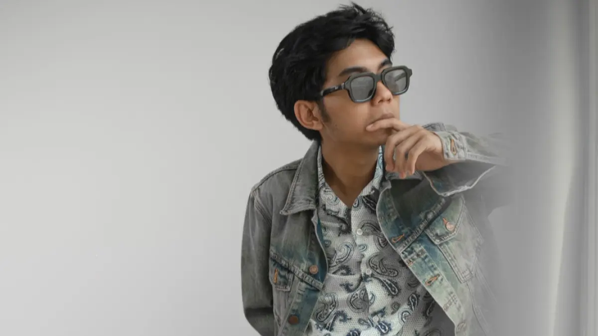 Penyanyi sekaligus penulis lagu, Aku Jeje, kembali menyapa pendengar dengan karya yang menyentuh relung hati terdalam melalui single terbarunya berjudul “Bila”.