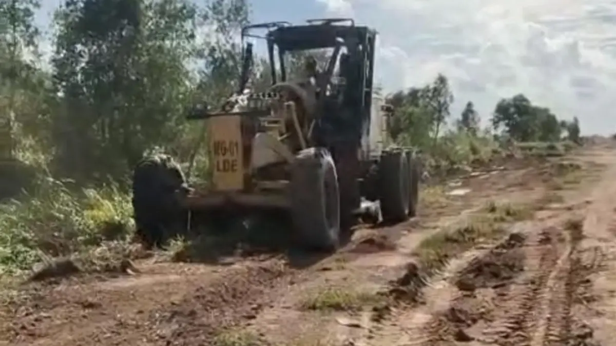 Ruas jalan Terusan-Lupak yang mengalami kerusakan mulai ditangani.Warga