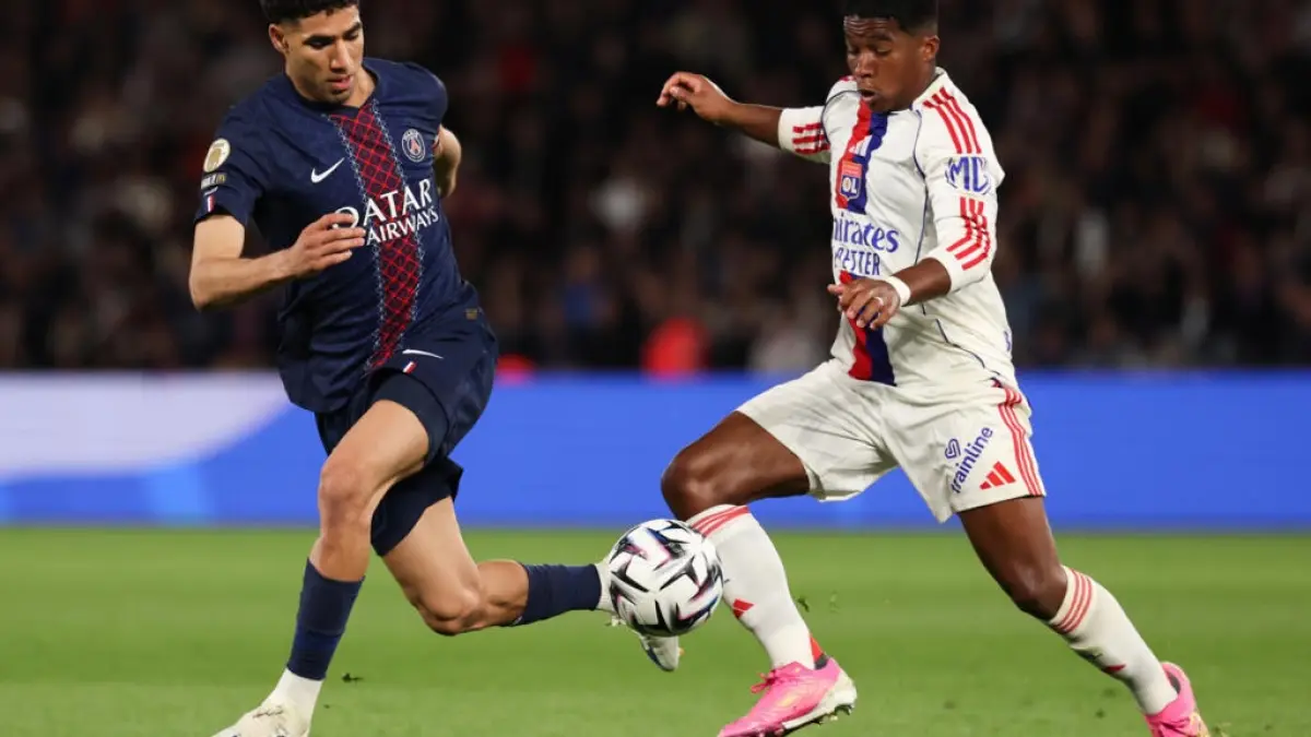 Striker Olympique Lyon asal Brasil, Endrick berusaha melewati hadangan pemain bertahan PSG Achraf Hakimi dalam laga PSG vs Lyon pada lanjutan Ligue 1 2025/2026, Senin (20/4/2026) dini hari WIB. Dalam pertandingan itu, PSG takluk 1-2 dari tim tamu. (Sumber: FRANCK FIFE/AFP)