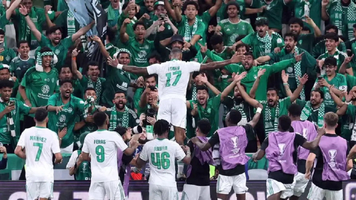 Para pemain Al Ahli merayakan gol yang dicetak Ivan Toney. Klub Asal Arab Saudi itu sukses mengamankan tiket final usai menang dramatis 2-1 atas wakil Jepang Vissel Kobe pada laga semifinal ACL Elite, Senin (20/4/2026) malam WIB. (Sumber: ABDULLAH AHMED/GETTY IMAGES EUROPE/GETTY IMAGES VIA AFP)
