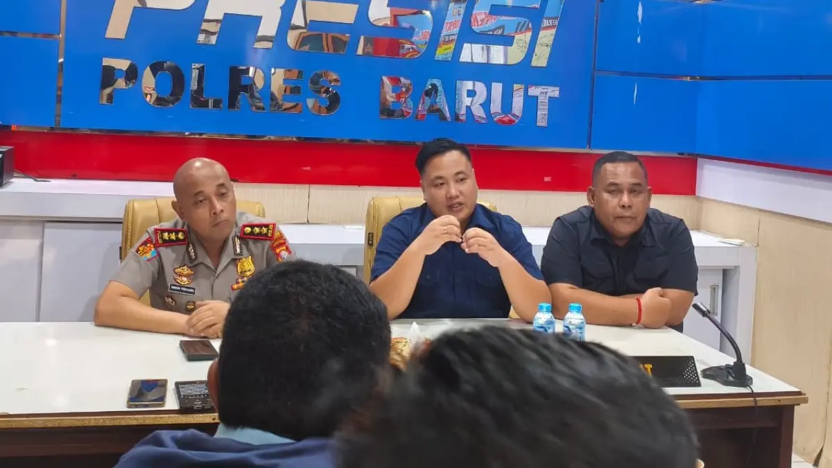 Kapolres Barito Utara AKBP Singgih Febriyanto (kiri), Kasat Reskrim AKP Ricky Hermawan (tengah) rilis kasus pembunuhan. RENO SAPUTRA/KALTENG POS