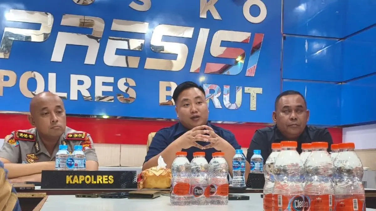 Kapolres Barito Utara AKBP Singgih Febriyanto (kiri), Kasat Reskrim AKP Ricky Hermawan (tengah) rilis kasus pembunuhan. RENO SAPUTRA/KALTENG POS