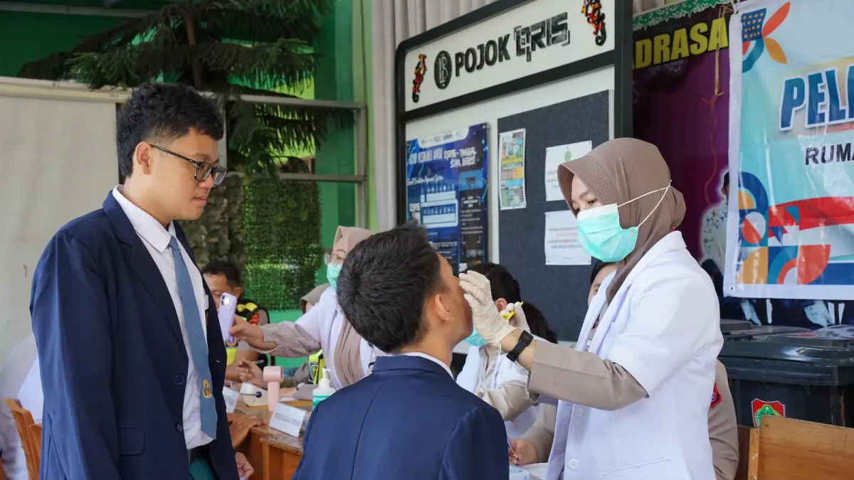Pengecekan fisik dan kesehatan pelajar.Humas