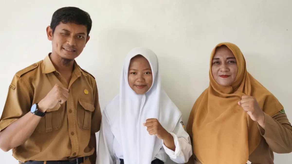 Rima Meldiyana bersama Kepala SMPN 3 Katingan Kuala Saiful Rohman dan Pembimbing Jurnalistik Henni Meitriyati.Dok Pribadi