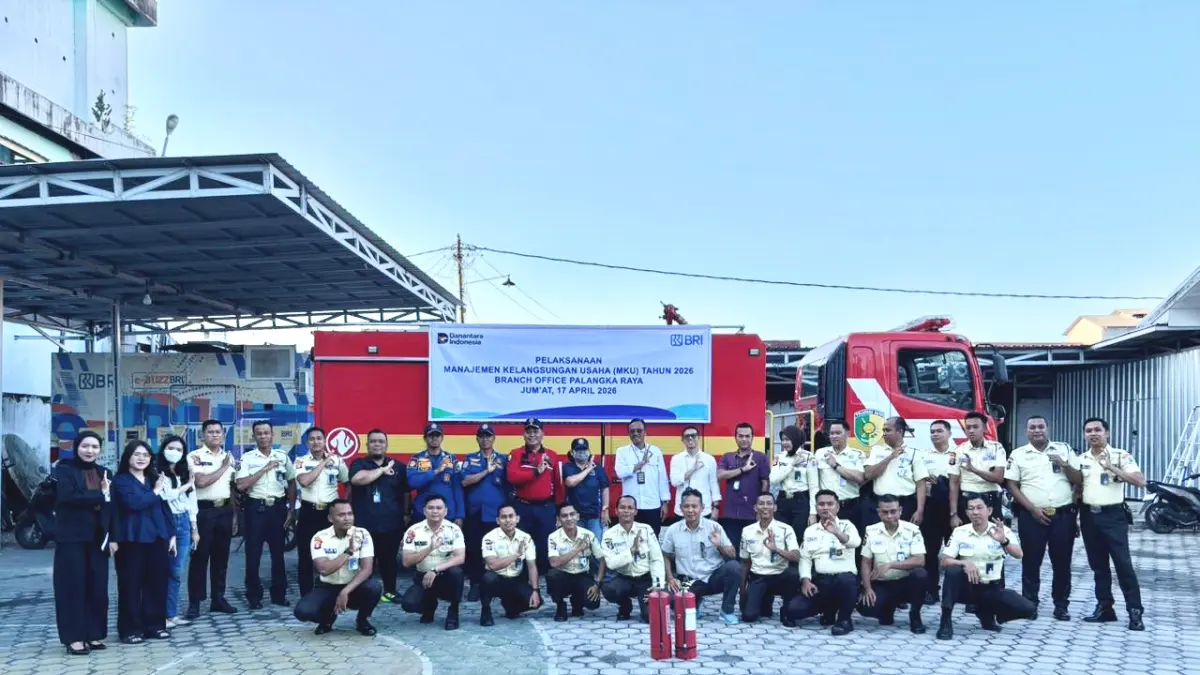 Tiar Bahtera (9 dari kanan belakang), saat foto bersama usai kegiatan berlangsung.Humas