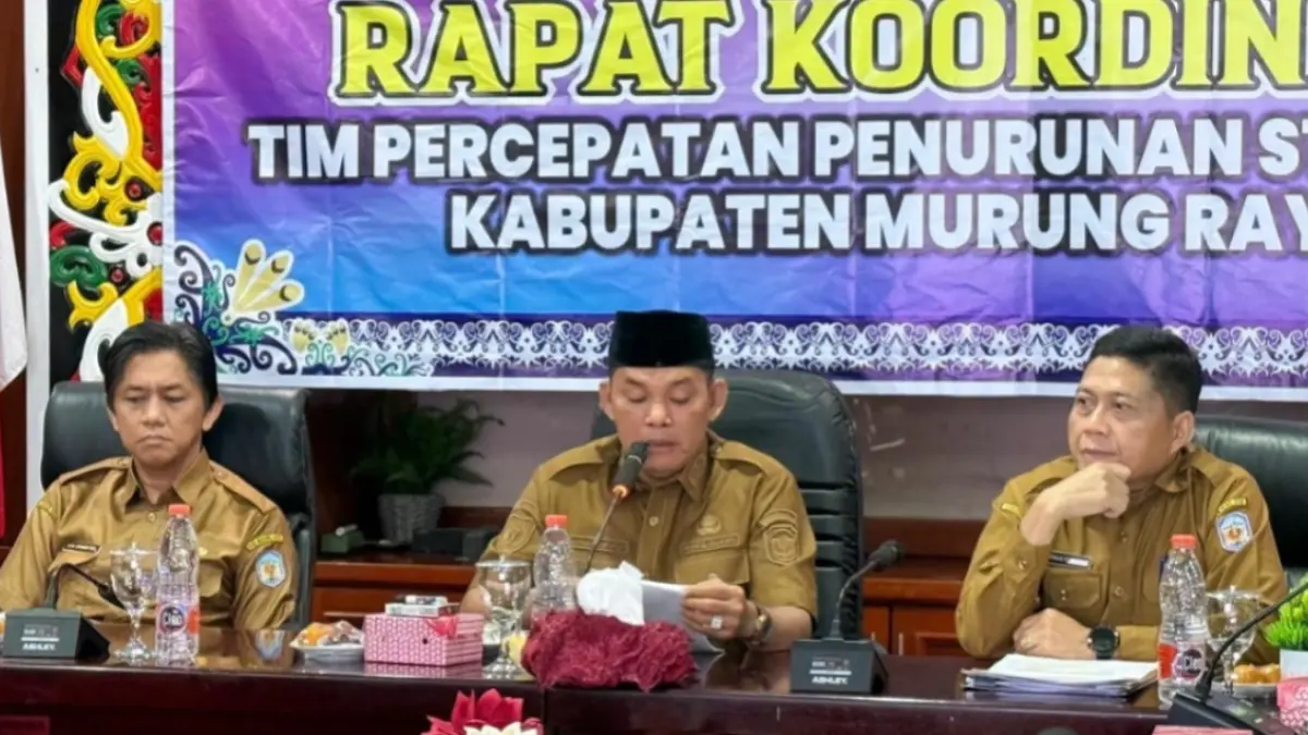 Wakil Bupati Murung Raya, Rahmanto (tengah) rapat bersama membahas persoalan stunting.Humas