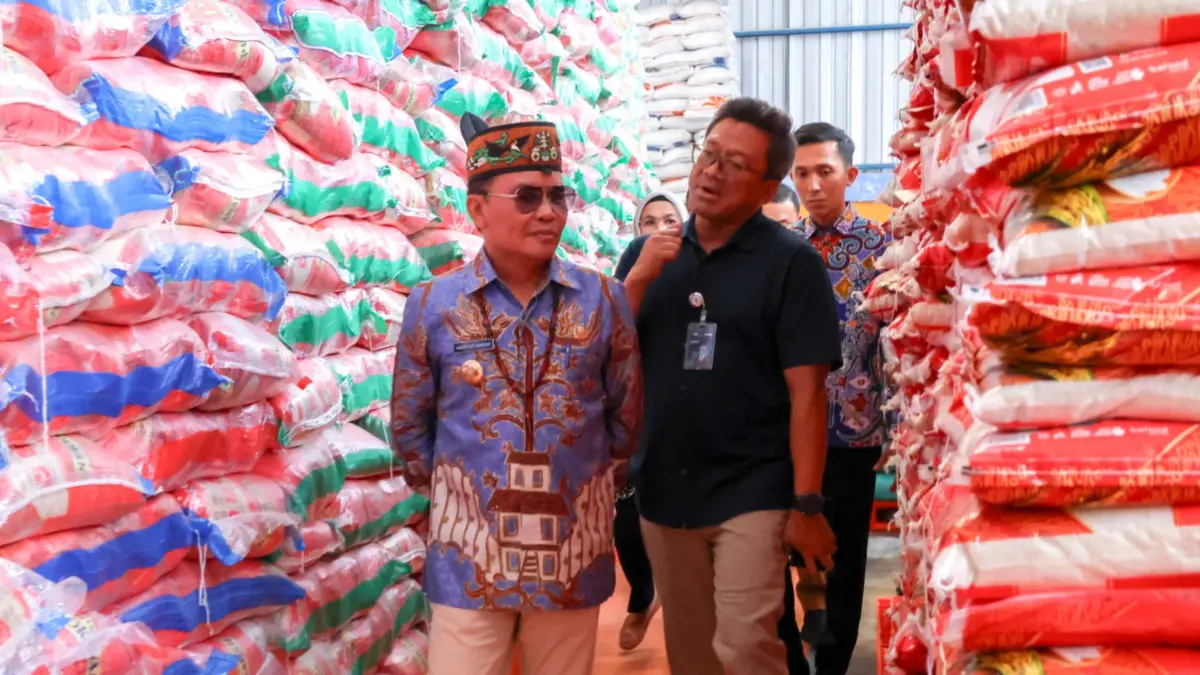 Gubernur Kalteng H Agustiar Sabran melihat kondisi stok pangan di Gudang Bulog. Arief Prathama/Kalteng Pos