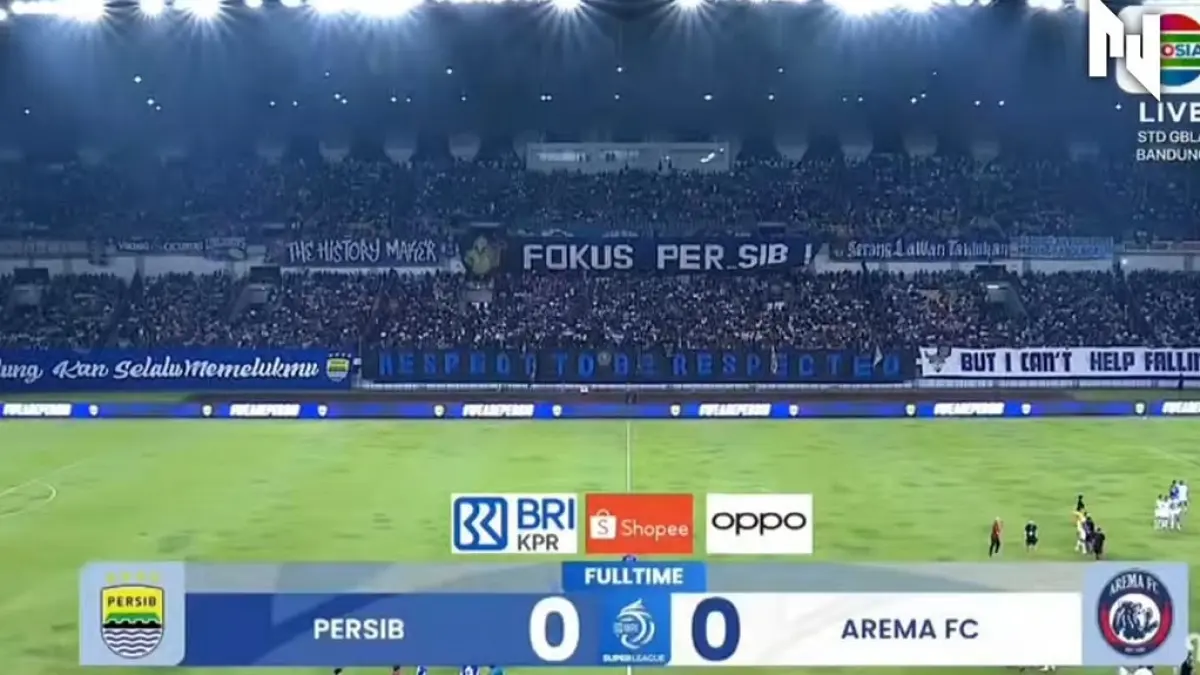 Duel sengit pekan ke-29 BRI Super League 2025-2026 antara Persib vs Arema FC berakhir dengan skor kacamata, 0-0. Meski gagal meraih poin penuh di laga ini, Maung Bandung tetap kokoh di puncak klasemen sementara dengan torehan 66 poin. (Sumber: Instagram@nusantara.ballers)