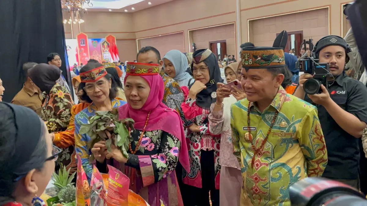 Gubernur Kalteng H Agustiar Sabran dan Gubernur Jatim, Khofifah Indar Parawansa melihat pelaku UMKM.Rifqi/Kalteng Pos