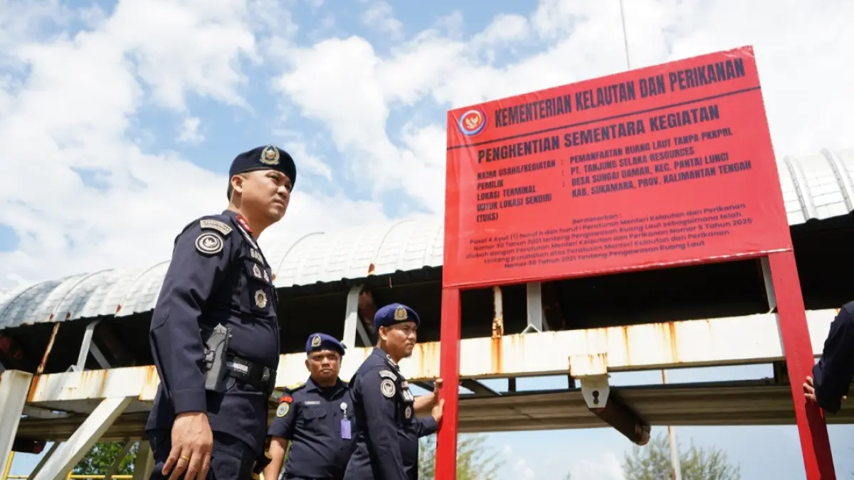 Stasiun PSDKP Pontianak mewakili KKP segel TUKS di Sukamara.Humas