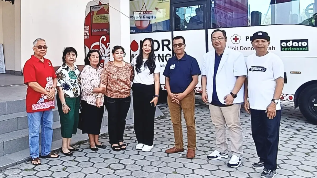 Ketua Majelis Jemaat GKE Panarung, Pdt Septewani STh (empat dari kanan), saat foto bersama dengan, dr. Abram Sidi Winasis (dua dari kanan), Ketua Panitia, Agus Satria SE (tiga dari kanan) dan Nenie Adriati Lambung SSos (empat dari kiri).