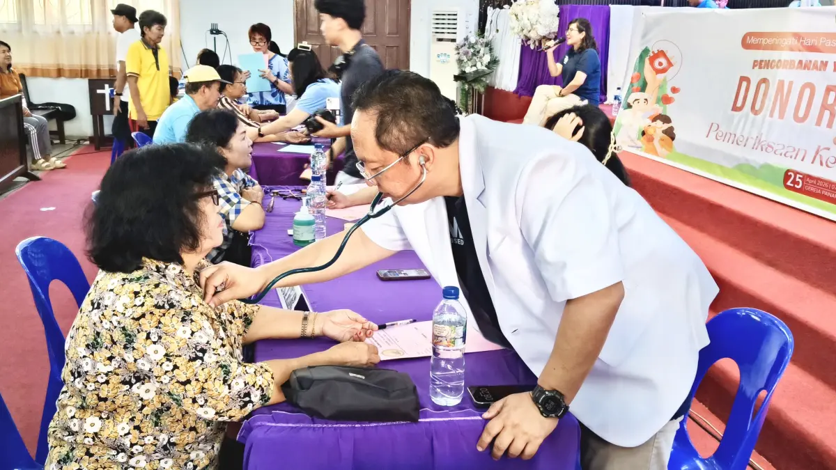 Warga jemaat saat melakukan pemeriksaan kesehatan.