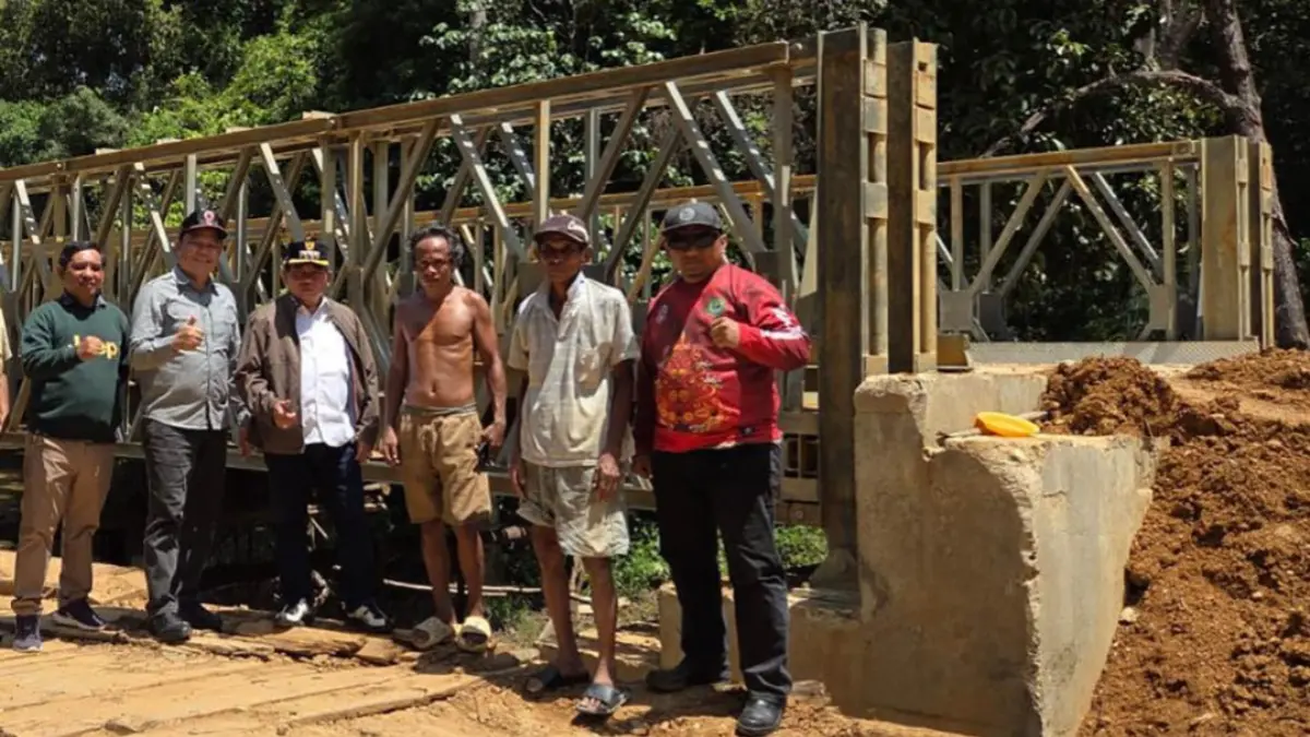 Bupati Kapuas HM Wiyatno bersama rombongan melihat kondisi Jembatan Nabarang di Kecamatan Kapuas Hulu.Humas
