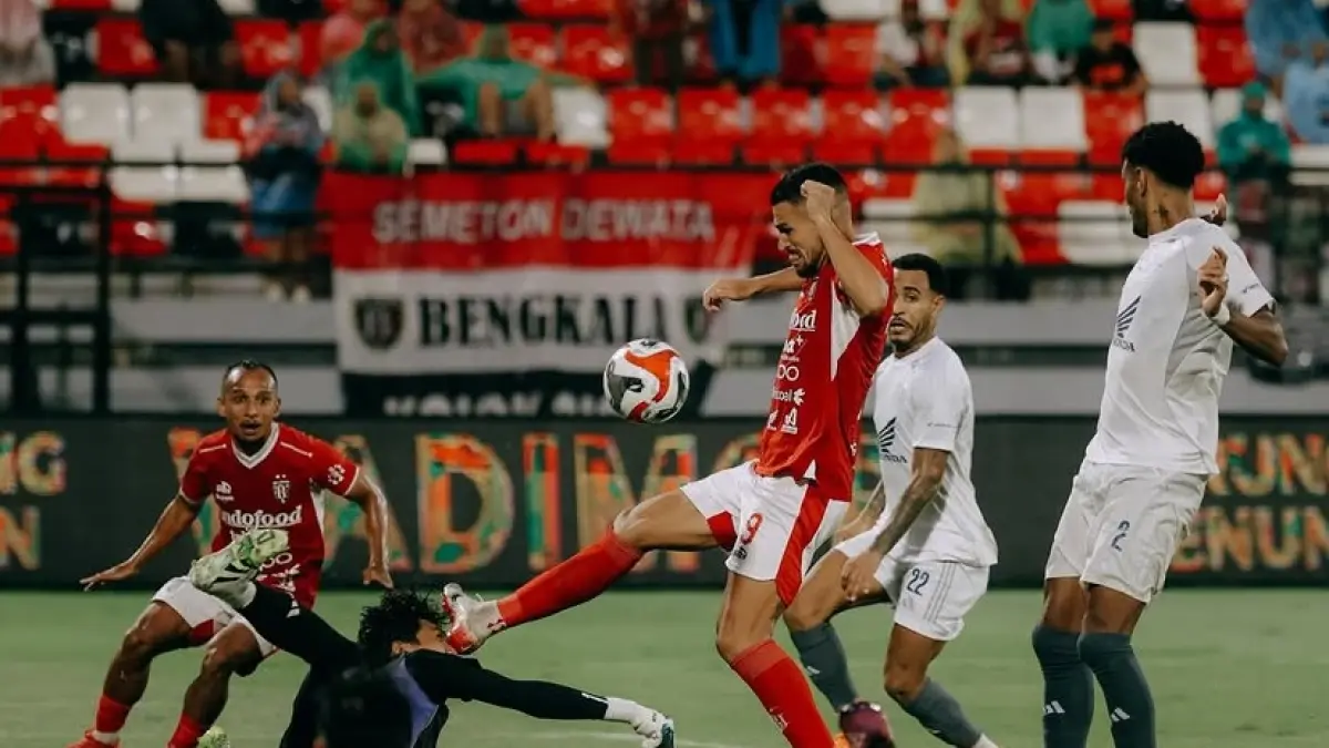 Duel Bali United vs PSM Makassar pada ke-30 BRI Super League 2025/2026 berakhir dengan kemenangan tuan rumah dengan skor 2-0, dalam laga yang digelar di Stadion Kapten I Wayan Dipta, Senin (27/4/2026) sore WIB. (Sumber: Instagram@baliunitedfc)