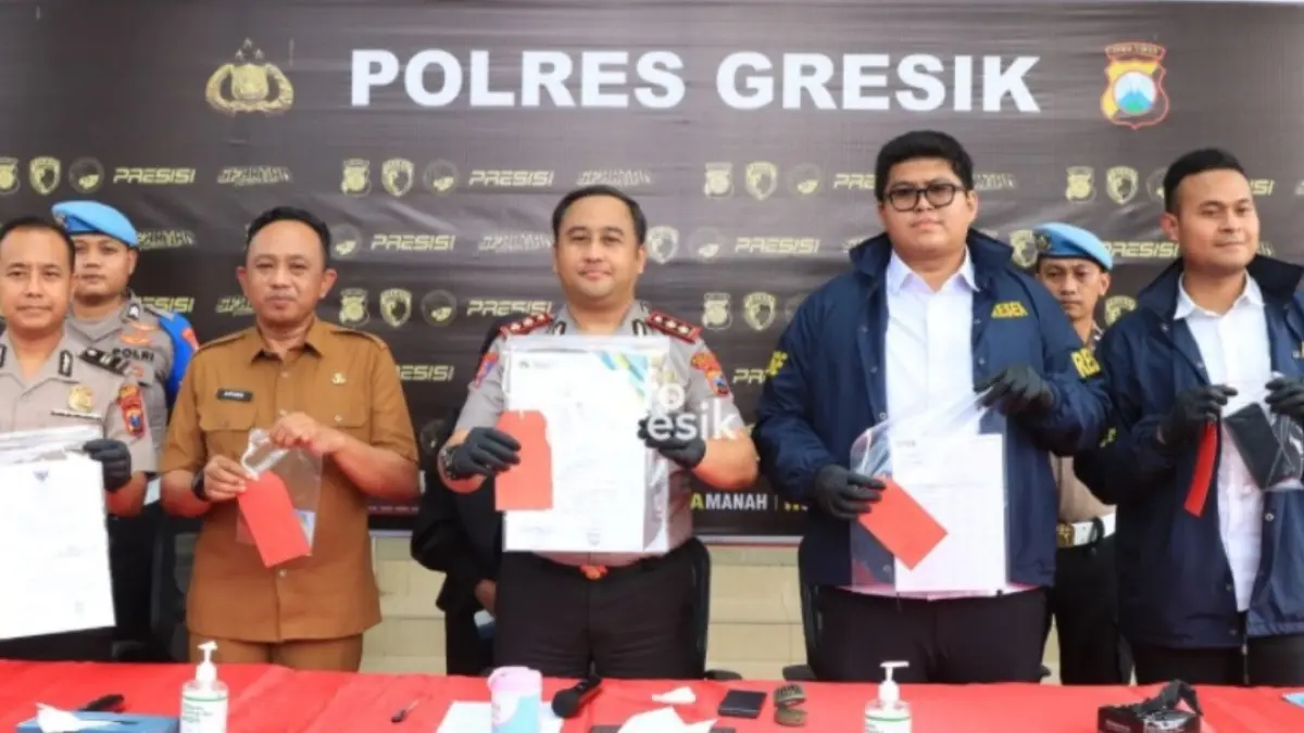 Kapolres Gresik AKBP Ramadhan memimpin rilis kasus penipuan SK ASN.Instagram/@infogresik