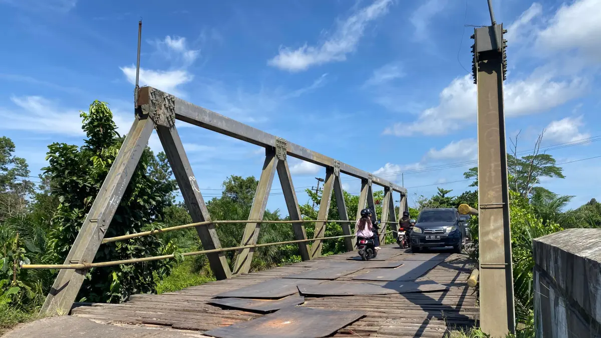 Kecelakaan tragis di Jembatan Kapten Mulyono yang menewaskan satu orang.