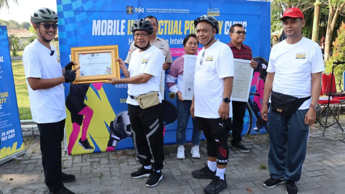 Kepala Kantor Wilayah Kemenkum Kalimantan Tengah menyerahkan sertifikat.Humas