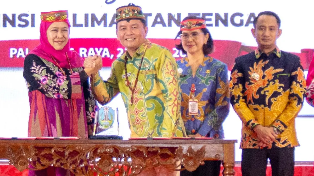 Wali Kota Fairid Naparin (kanan) turut menyaksikan kerja sama dagang Kalteng Jatim.Arief Prathama/Kalteng Pos
