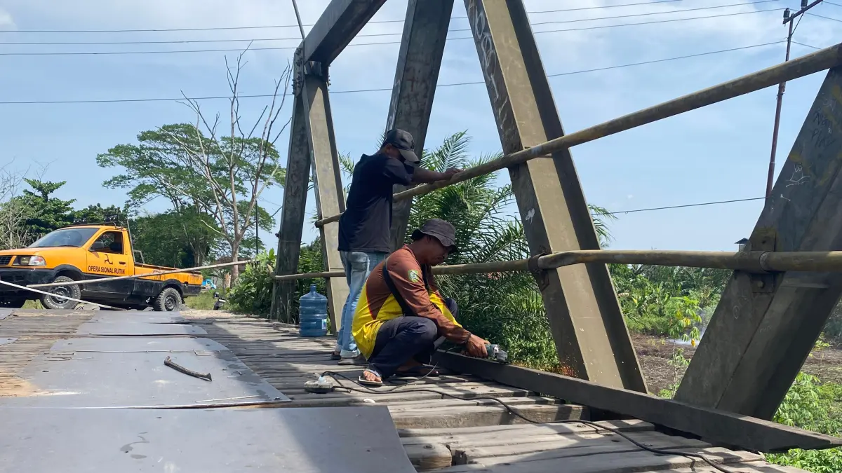 Momen Jembatan Kapten Mulyono diperbaiki pada Januari 2026 lalu.Dok Miftah/kaltengpos.jawapos.com