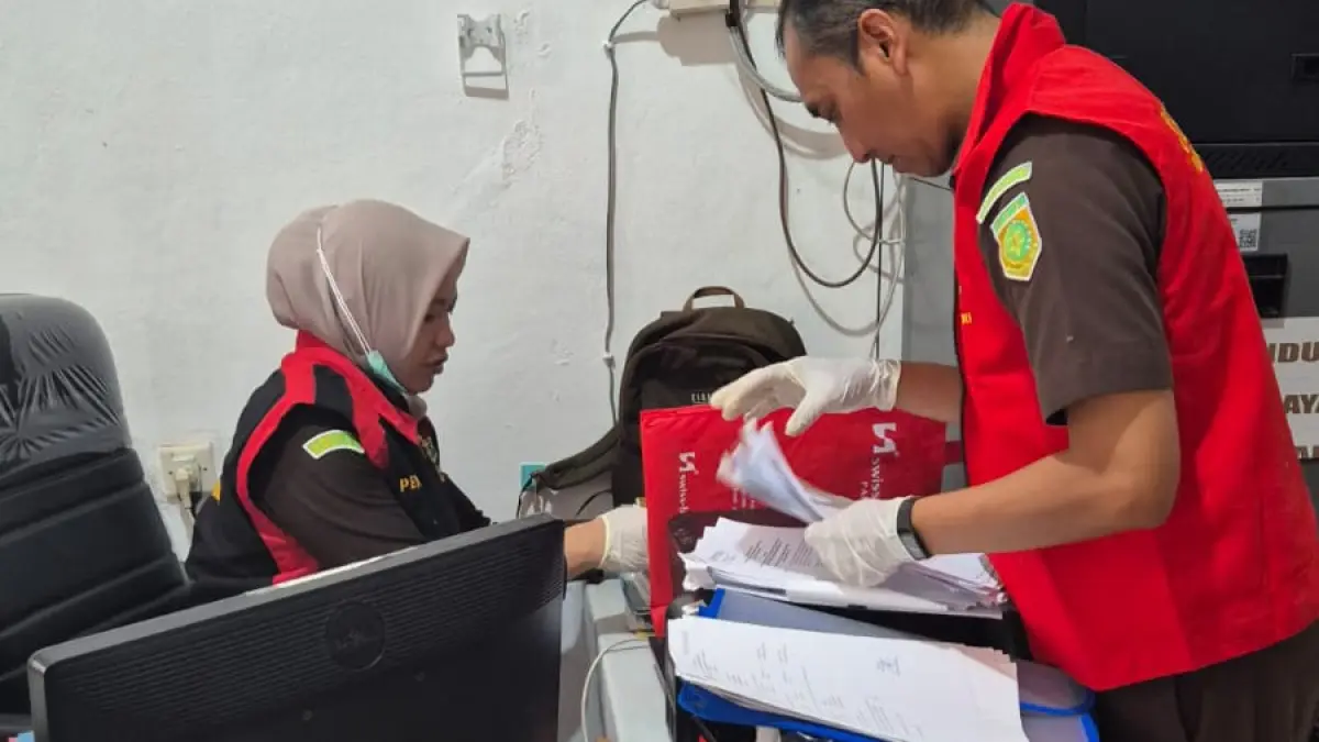Penyidik dari Kejari Geledah Kantor KPU Palangka Raya.Humas