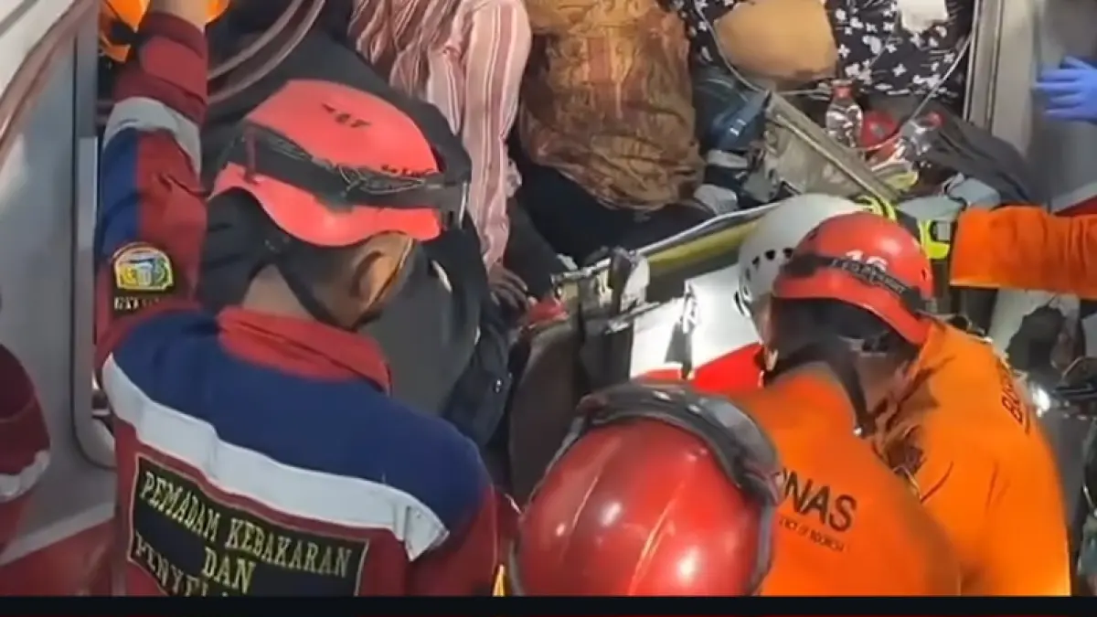 Petugas evakuasi korban kecelakaan kereta di Bekasi.Instagram/@krlmania_jabodetabek