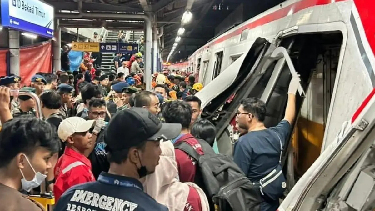 Proses evakuasi kecelakaan kereta di Bekasi, 14 orang tewas.KAI